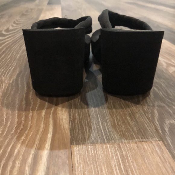 Women’s Roxy heeled black flip flops. Size 5.5. - Picture 4 of 5